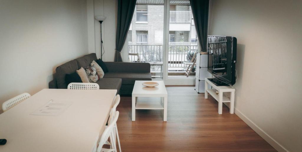 GROS ZURRIOLA BEACH WIFI TERRACE PARKING 20E night - 1