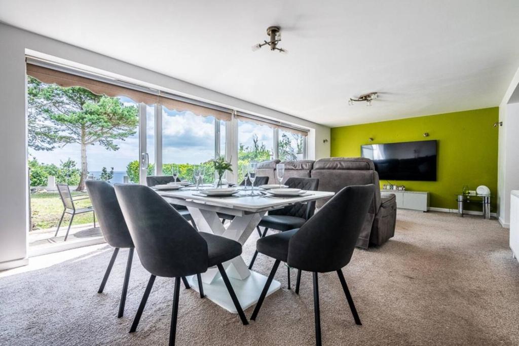 Ocean views, peace and quiet in this homely flat, Dawlish