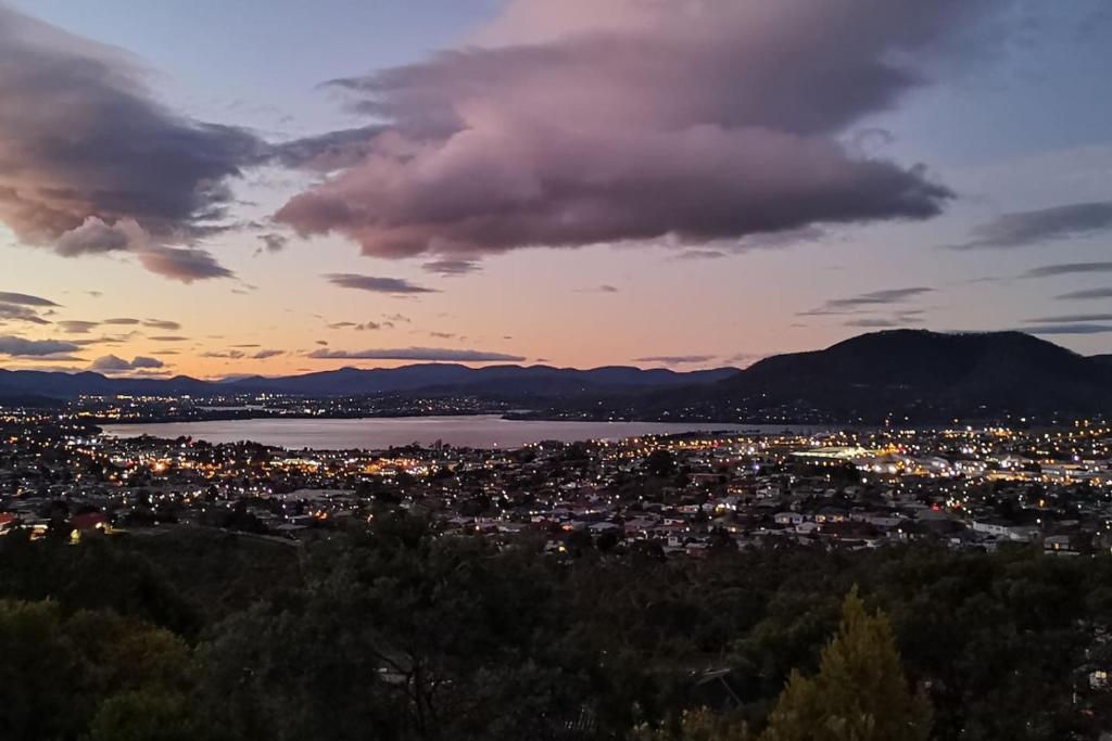 4BR Retreat with Stunning Derwent River Panorama, Lenah Valley