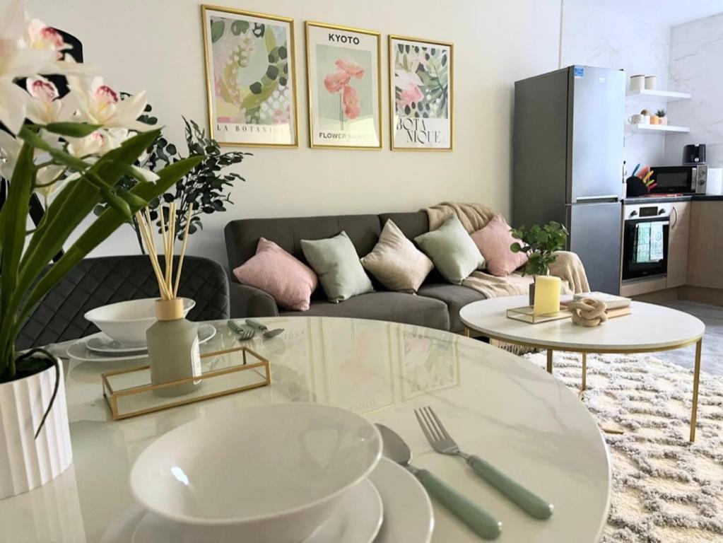 Artistic 2 bed flat in Bolton City Centre, Bolton