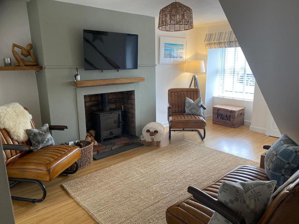 Charming, stylish cottage, parking , large private Garden, well located for island highlights, Gaerwen