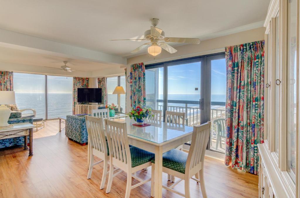 Spacious Balcony with Amenities, Myrtle Beach