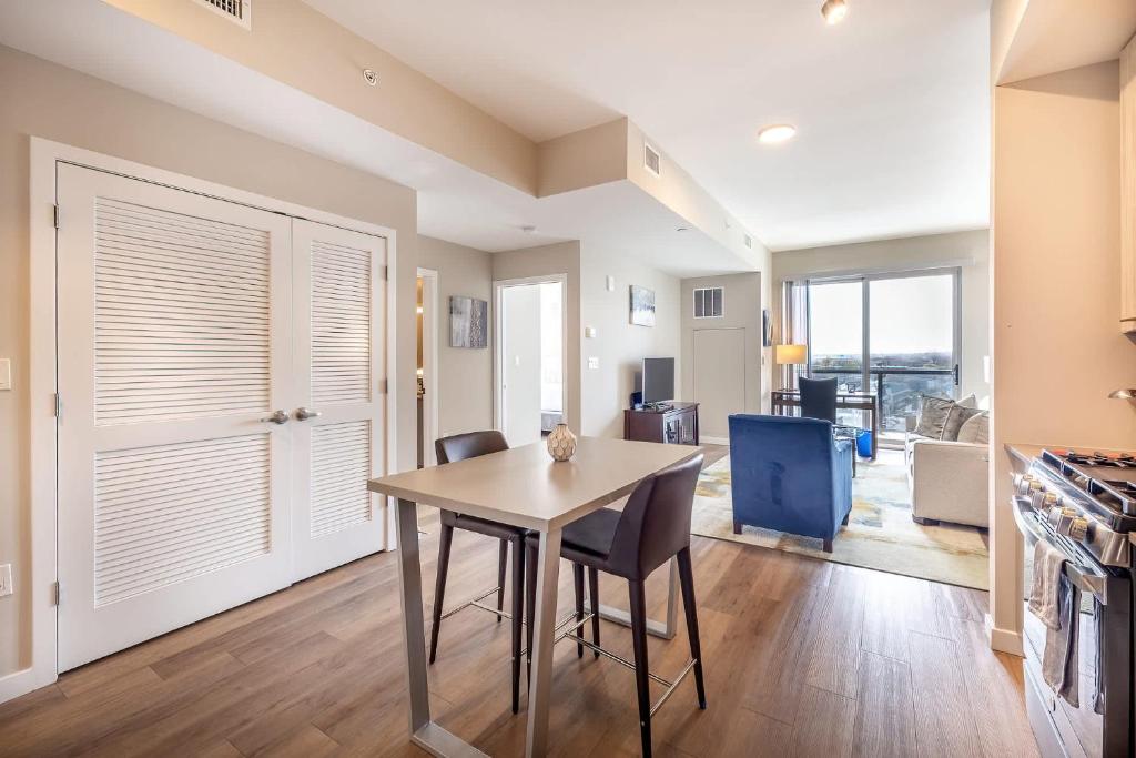 Gorgeous Apt w Harbor Views & Gym, South End