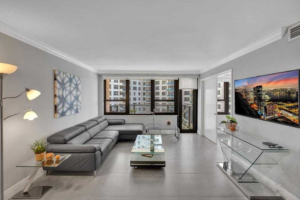 Beautiful Ocean View Condo with Resort Amenities, Pools, Sauna and Gym 711, Miami Beach