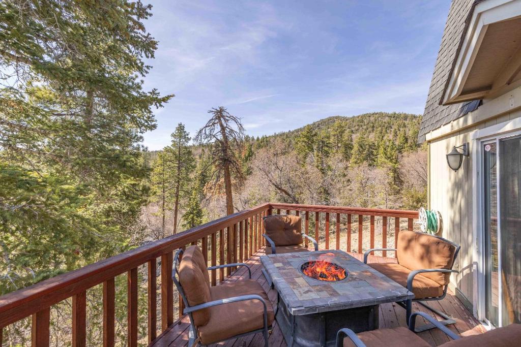 Navigate Stays Cabin w Firepit & Mountain Views, Fawnskin