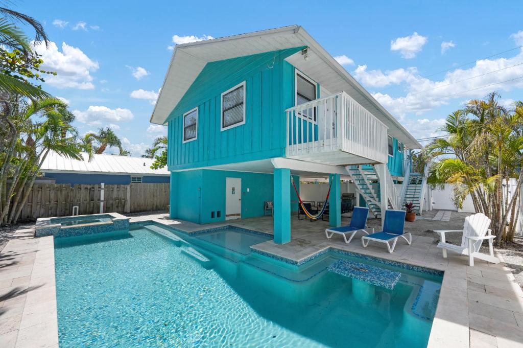 Hidden Treasure Unit A! Modern duplex with shared pool just 200 steps to the beach!, Bradenton Beach