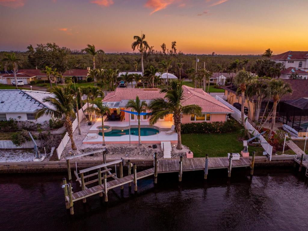 Whispering Palms! Private canal side dock and pool with spa!, Bradenton