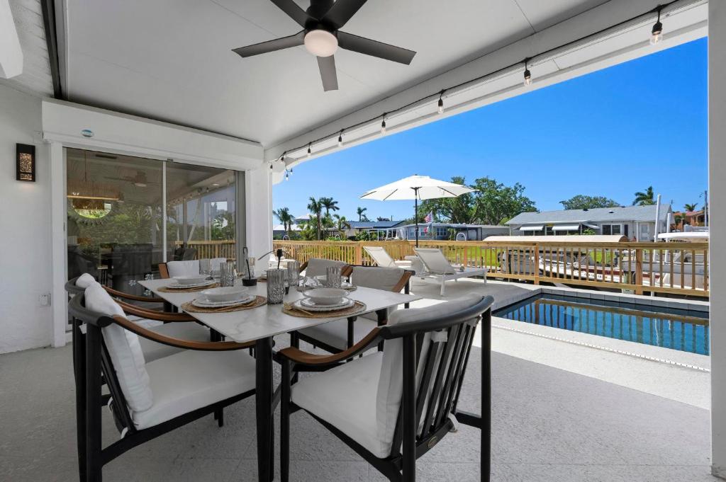 Bayside Hideaway! Private pool with water view and canal side dock! Available for Summer!, Bradenton