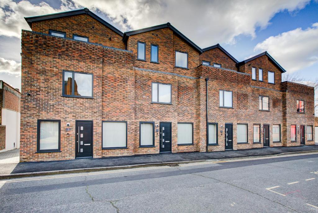 Hybrid Resi - Uxbridge with onsite car parking, near London Heathrow Airport, Uxbridge