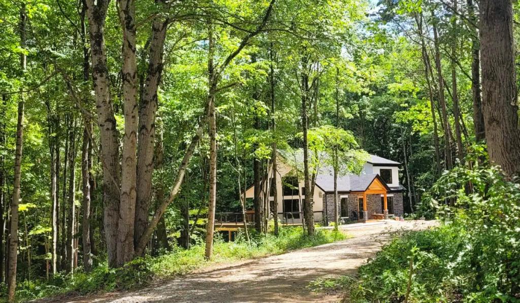 The Saige - Hot Tub, Fire Pit, and huge entertainment area, Logan