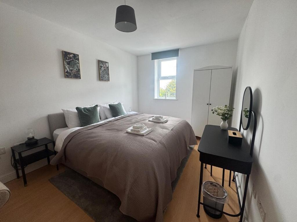 2 bed - 2 bath, gated parking, M62 J27, Morley