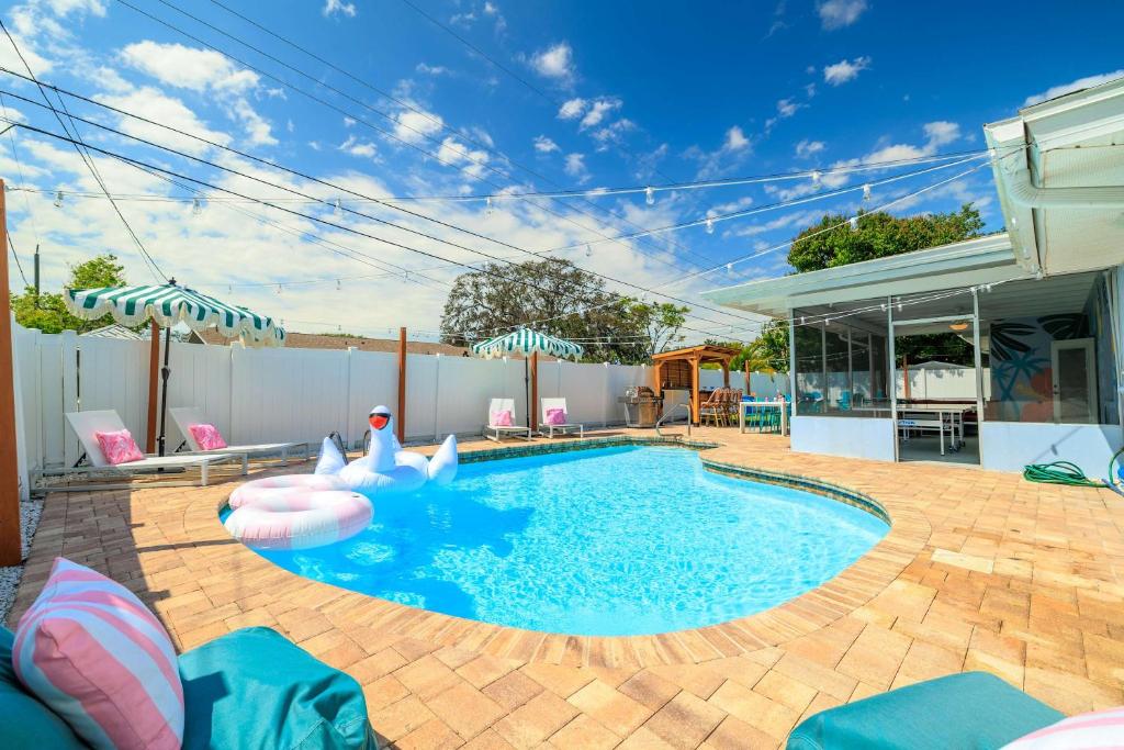 Playcation Putt Putt Pool Tiki Bar Game Room, Largo