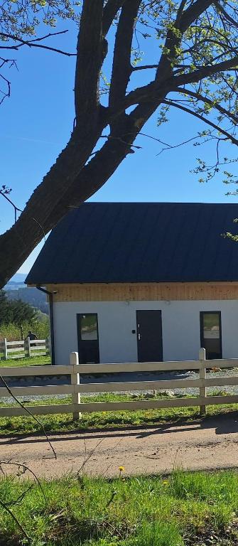 SierPlejs Hill - domki przy szlaku w Górach Sowich, Sierpnica