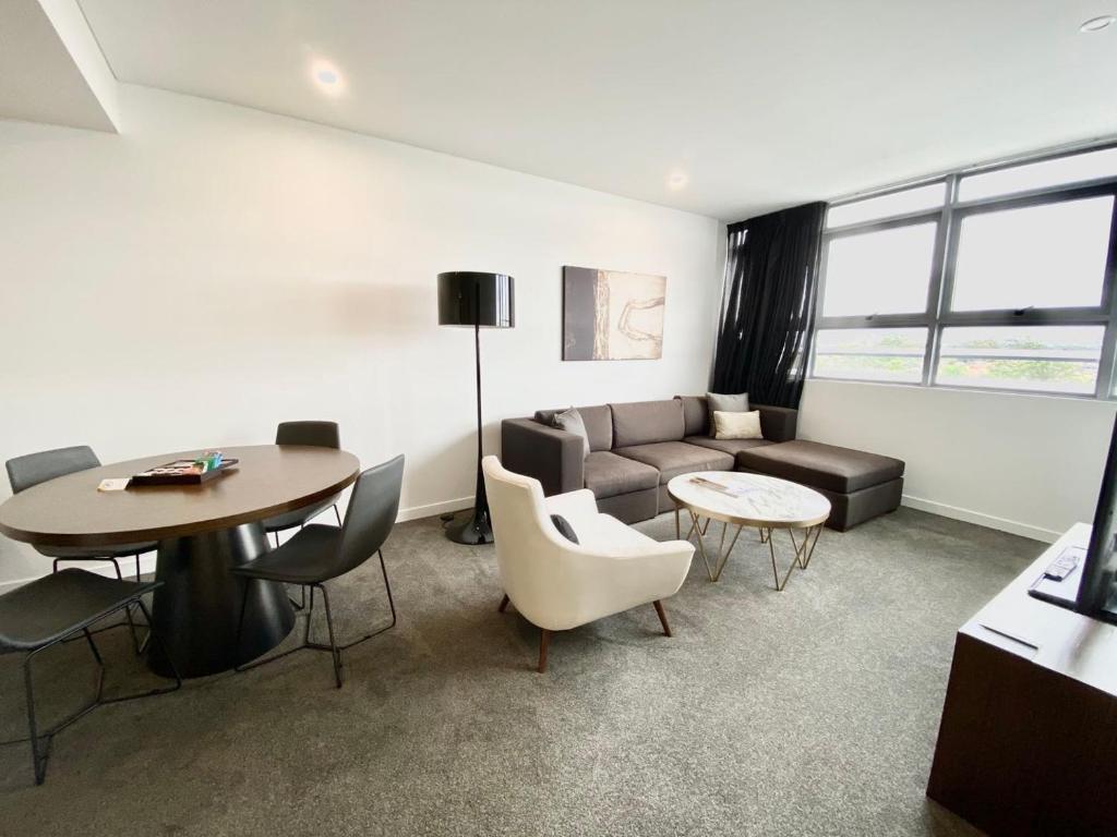 Resort Style 1 BD with Parking in the heart of Chatswood, Sydney