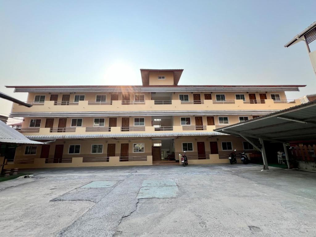 Jamjuree Place, Ban Si Than