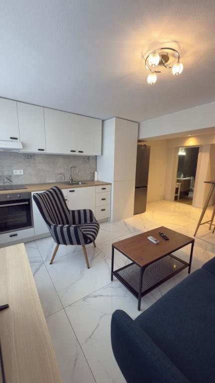 Dad's Studio, Kavala