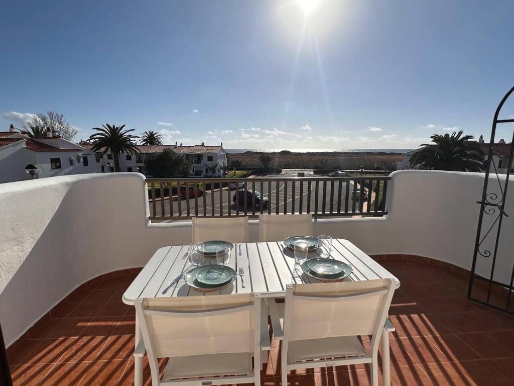 Apartamento con terraza y vistas al mar en Son Bou - 2