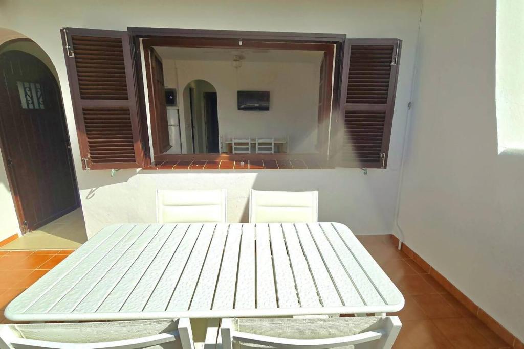 Apartamento con terraza y vistas al mar en Son Bou - 4