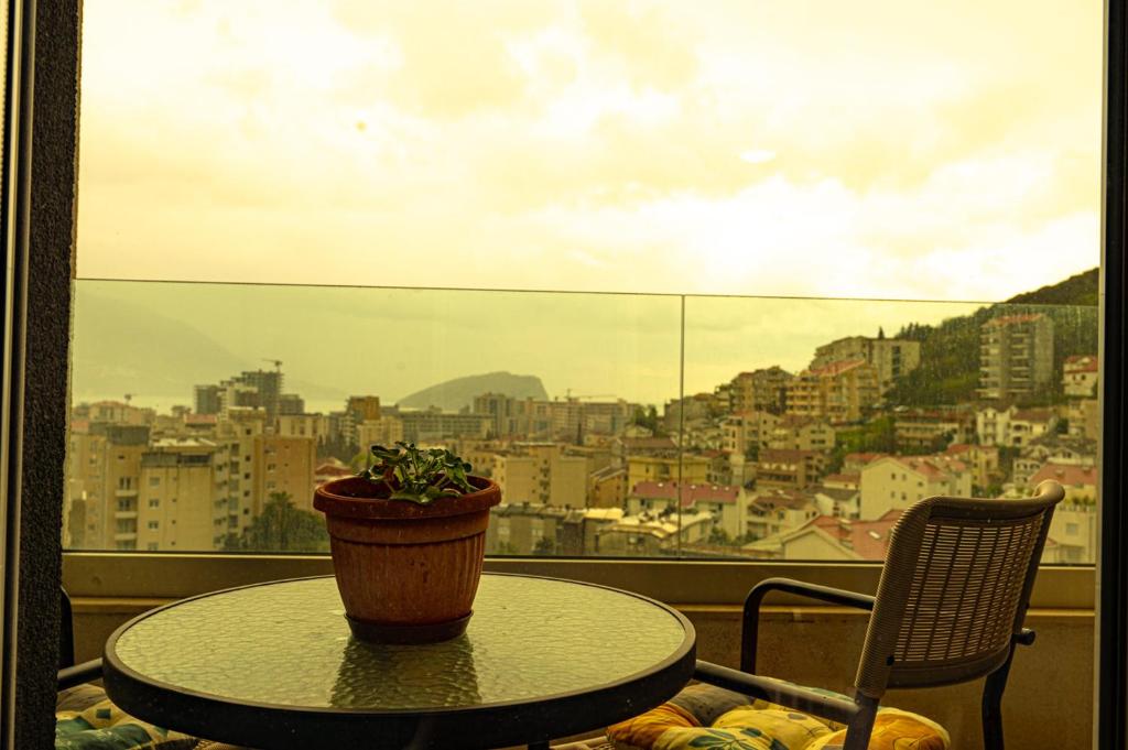 Modern City Flat Budva - Balcony & Garage Included - 3
