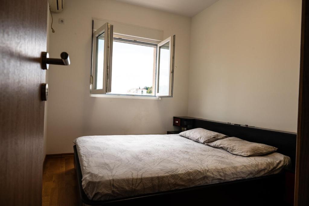 Modern City Flat Budva - Balcony & Garage Included - 5