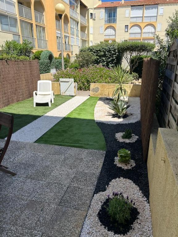 Appartement T2 avec son rez de jardin de 40 m2 5 couchages 250m de la plage et 15km de l'Arena - 2