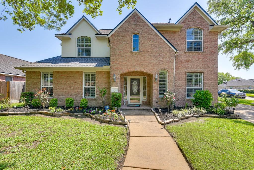 Patio, BBQ and Yard Family Retreat in Pearland, Pearland