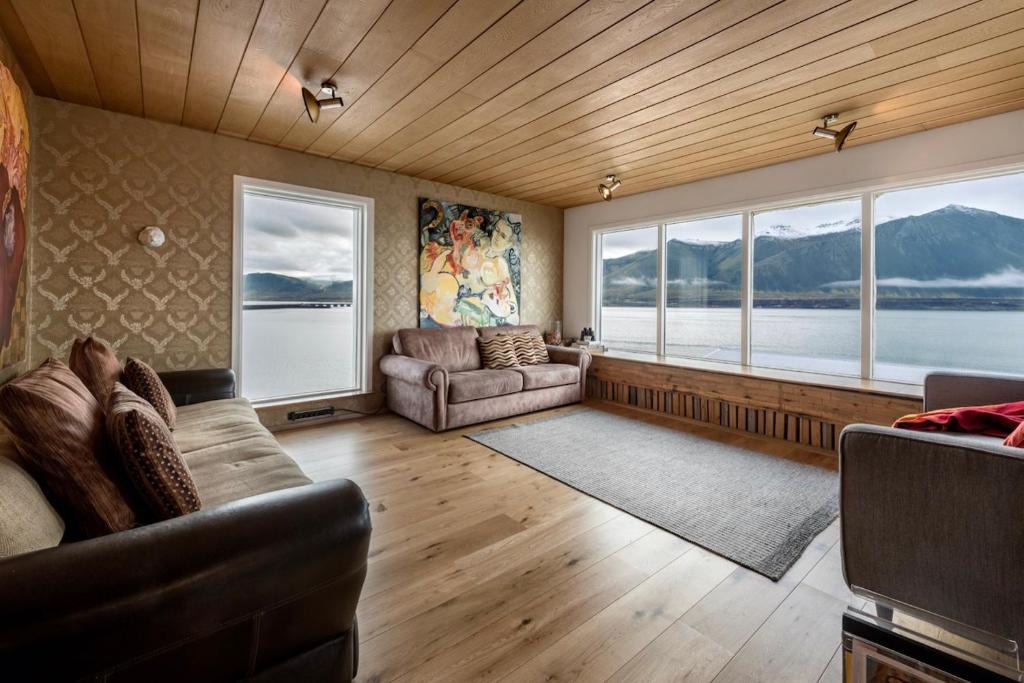 Art & Nature Retreat in Iceland - The Crib Rocks, Borgarnes