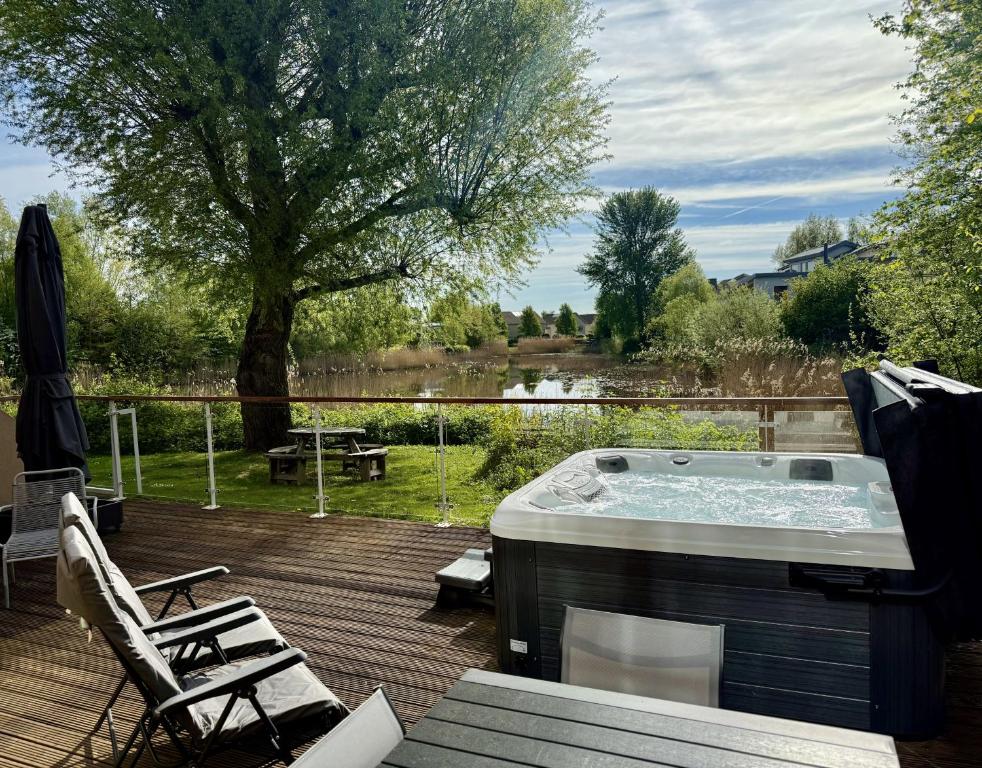 Chiff Chaff - Gorgeous, centrally located detached holiday home with gated deck and direct lake access, Somerford Keynes