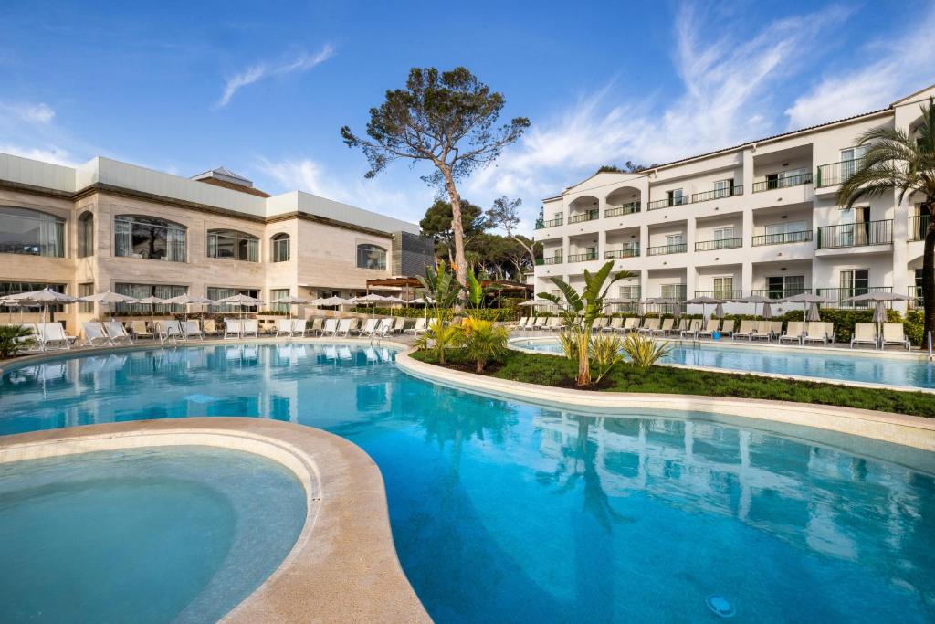 VIVA Cala Mesquida Resort & Spa — Basen in Cala Mesquida, Baleary