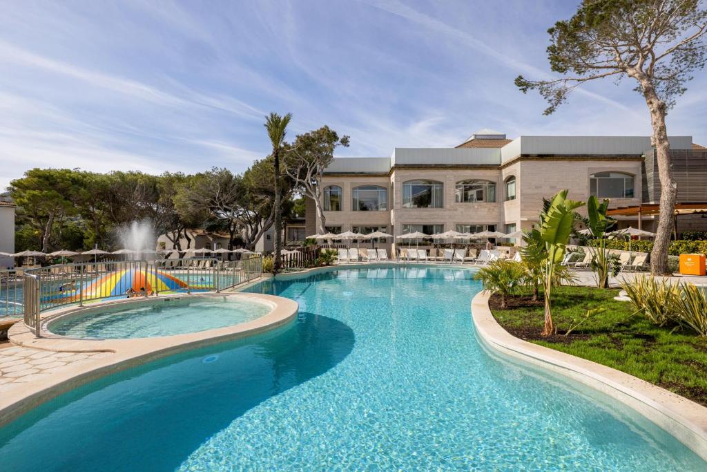 VIVA Cala Mesquida Resort & Spa — Basen in Cala Mesquida, Baleary