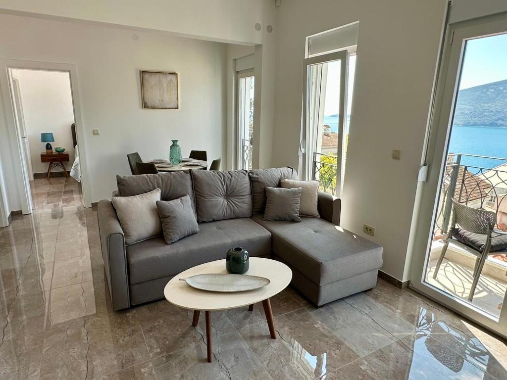 Casa M- Penthouse 1-Bedroom Apartment with Panoramic Sea View & 2 Balconies - 4