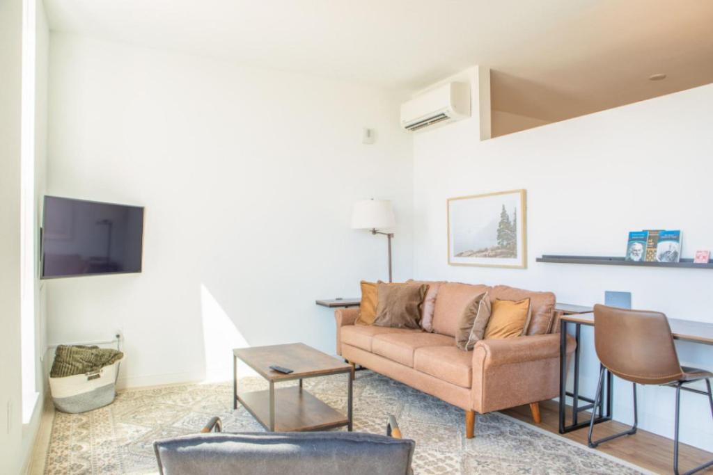 Modern East Side 1BR Apt with Balcony, Pool, and Gym, Milwaukee