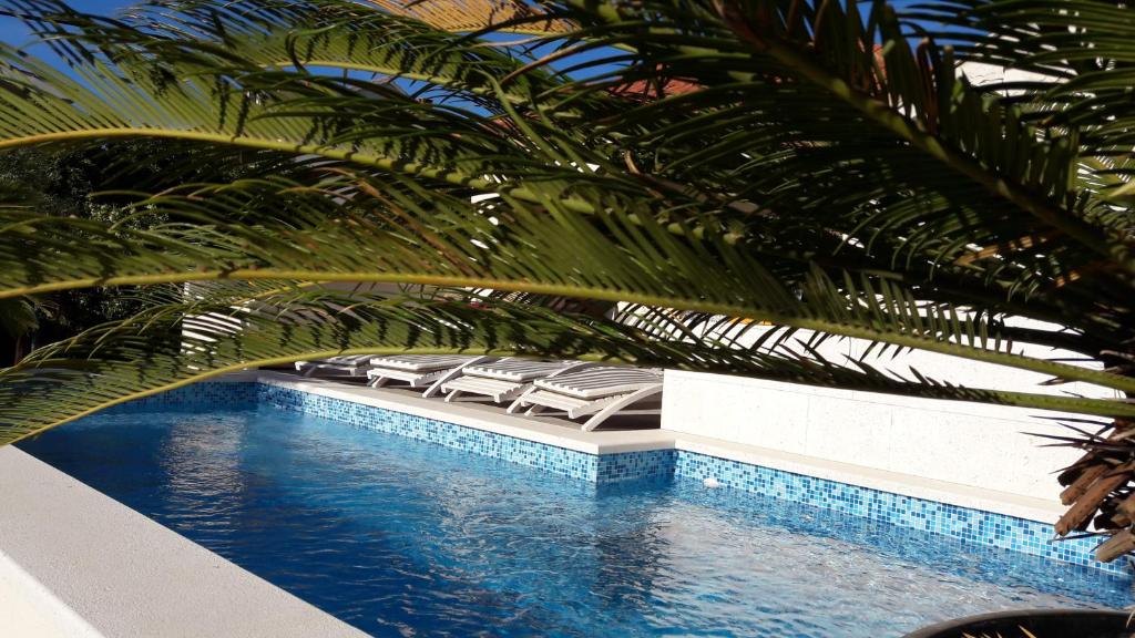 Apartments Villa A - Heating Pool — Hotel in Okrug Gornji