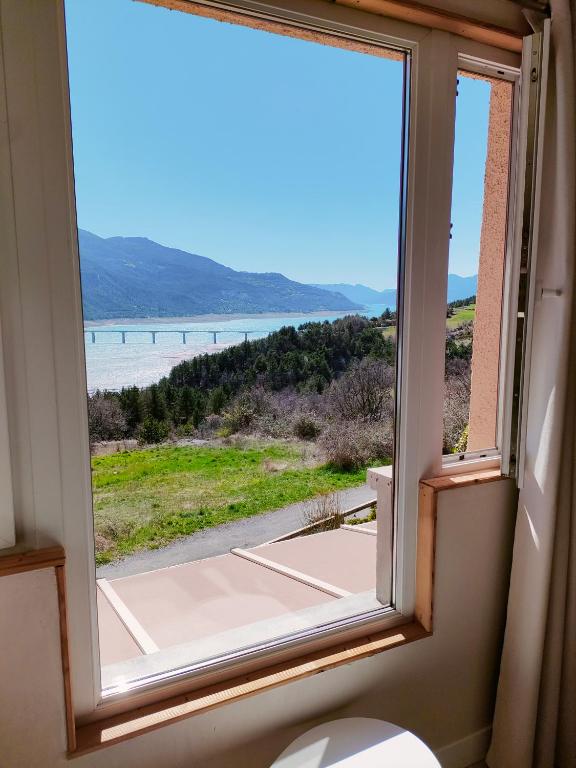 Le Cosy du Plongeoir - T2 neuf avec vue sur le lac de Serre Ponçon et grande terrasse avec jardin - 4