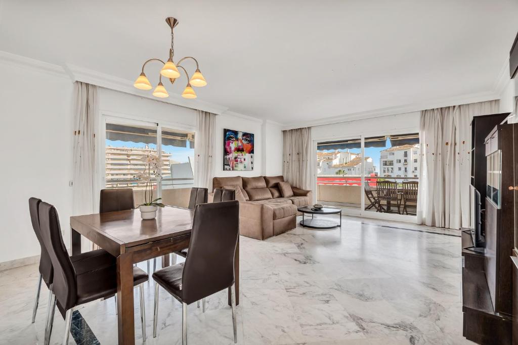 LetsMarbella - Grand 3BR Corner APT - Marina Banus, Marbella