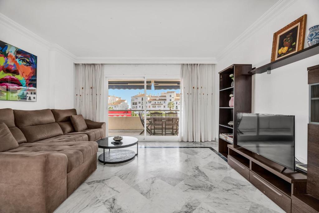 LetsMarbella - Grand 3BR Corner APT - Marina Banus - 3
