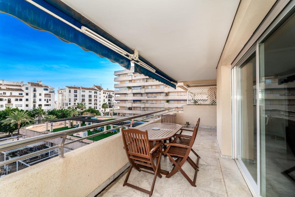 LetsMarbella - Grand 3BR Corner APT - Marina Banus - 4