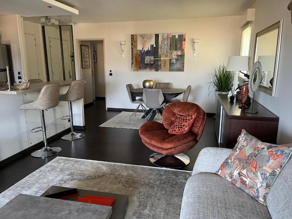 Apartment in park with pool - 4