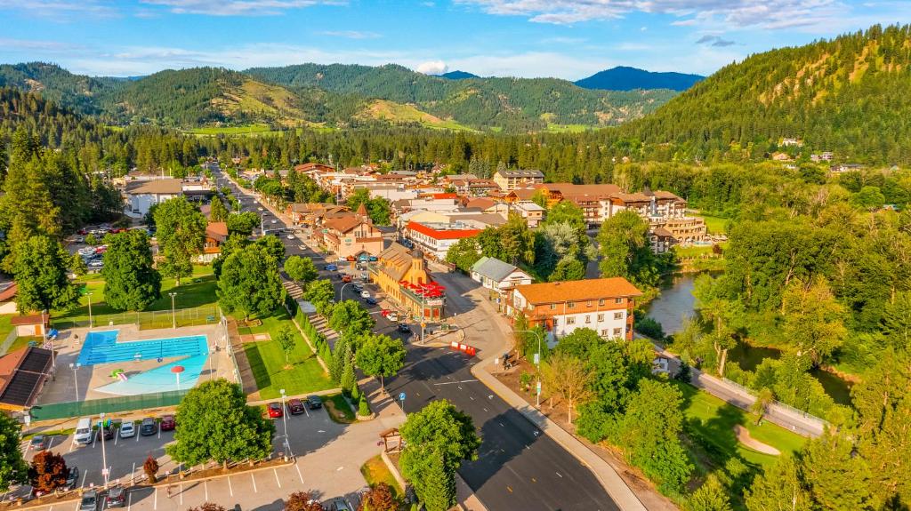 Snowstorm Studio at Icicle Village with pool and hot tub, Leavenworth