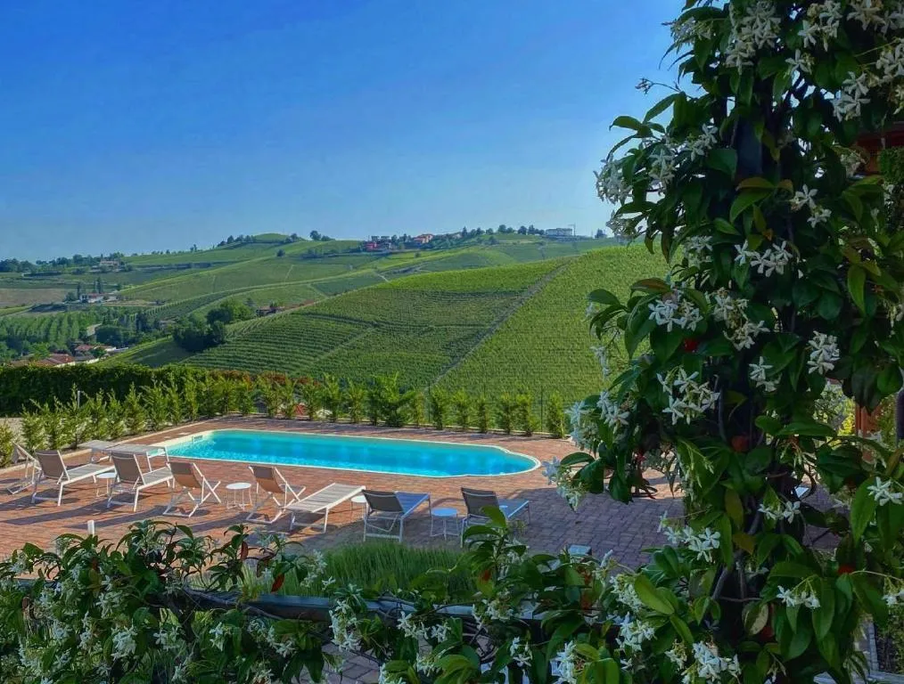 Panoramic Villa Garassino - country rooms and fine restaurant, hotel v destinaci Treiso