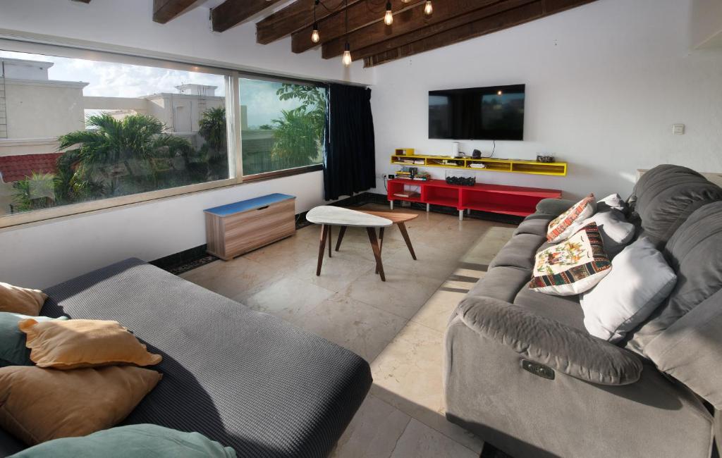 CASCADAS,stylish family villa poolside steps from beach - 3