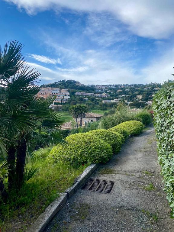 Villa nichée sur golf & piscine - 2