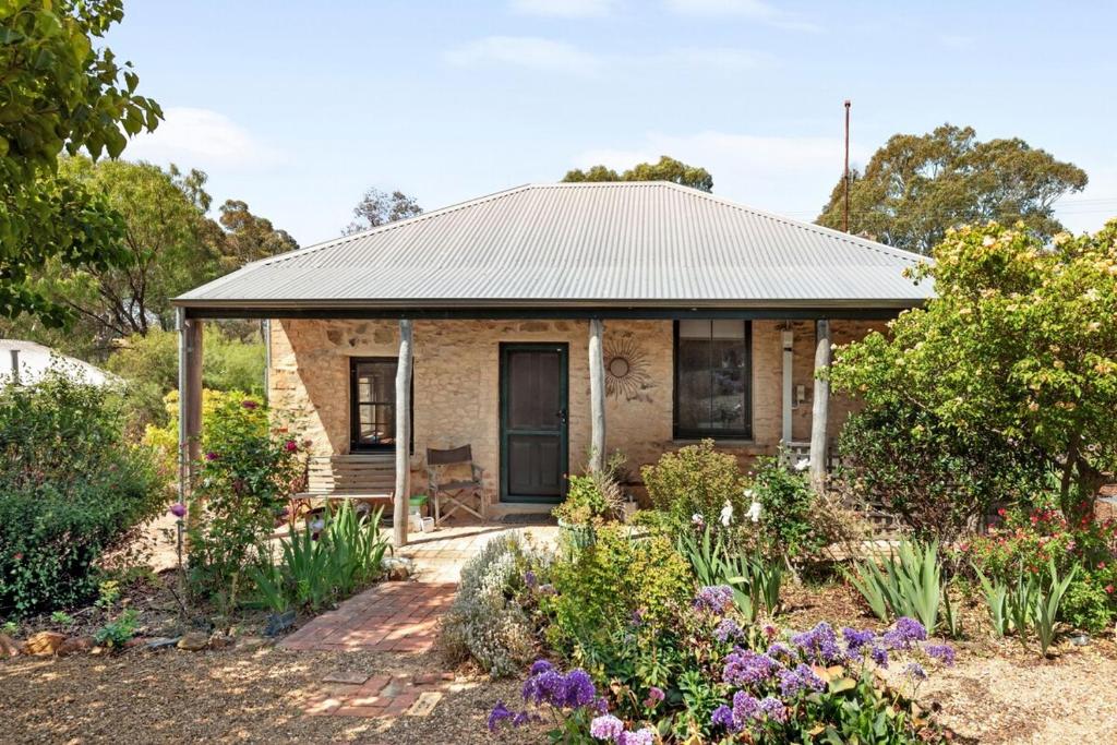 Idyllic, peaceful and historical cottage minutes from Bendigo's CBD, Golden Square