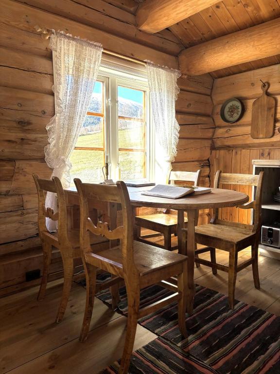 Stallen - koselig lite hus pa gardstun 전경