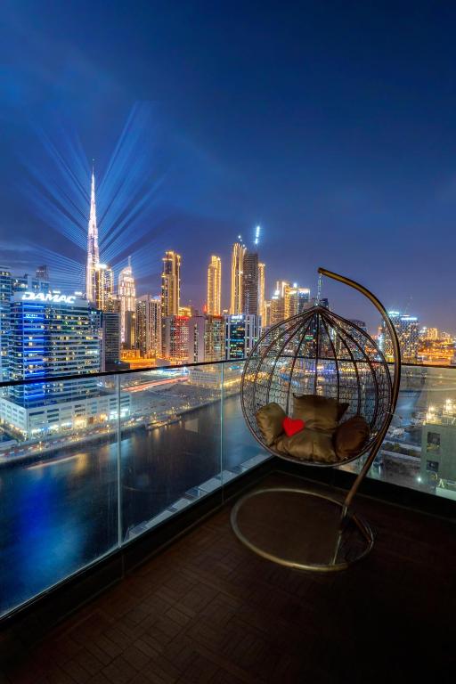 Luxury Apt Infinity Pool with Burj View, Dubai