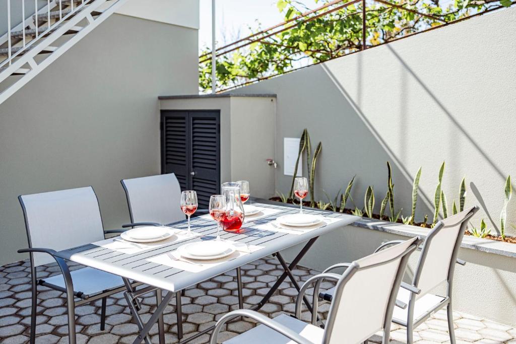 Cocoon House, Canhas