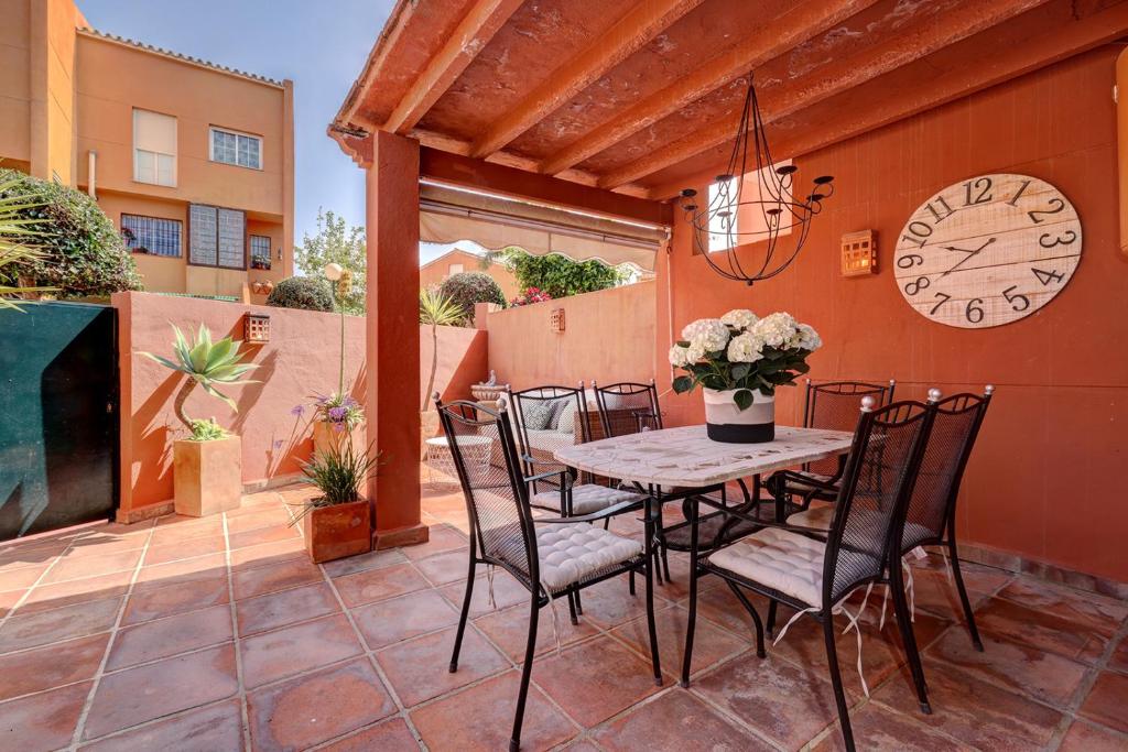 Traditional Townhouse, 4 Bed with Terraces and Private BBQ - 2