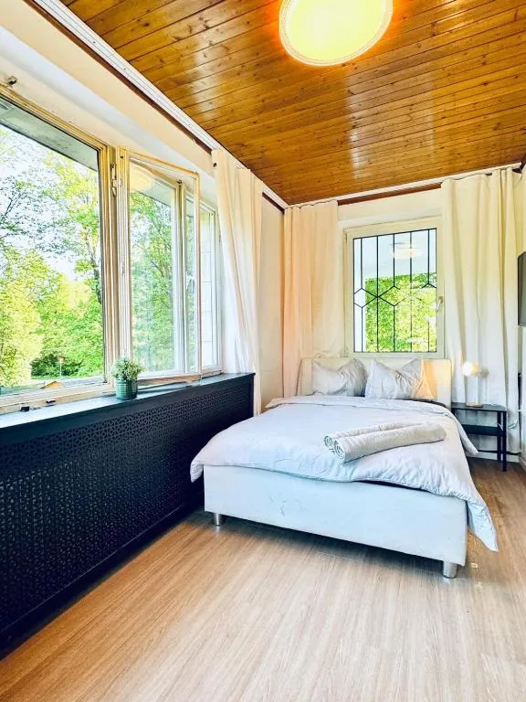 Spacious 6BR Shared Villa with Garden near Danube For 16 Guests, Hotel in Wien