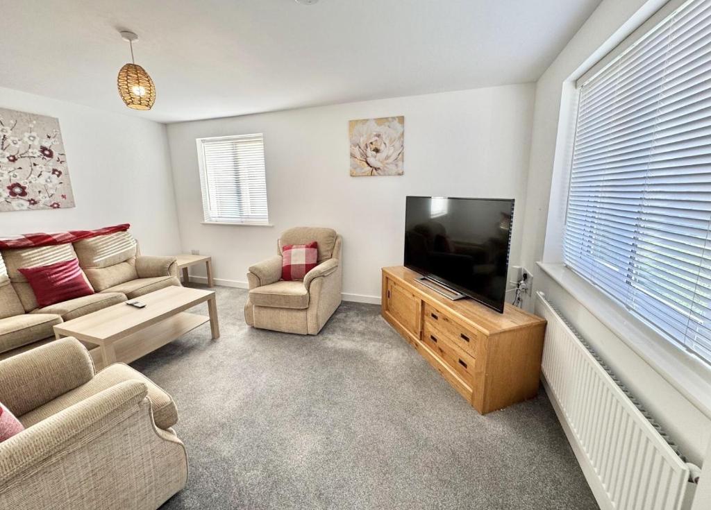 Modern Large 5 Bedroom Swindon Home, Swindon