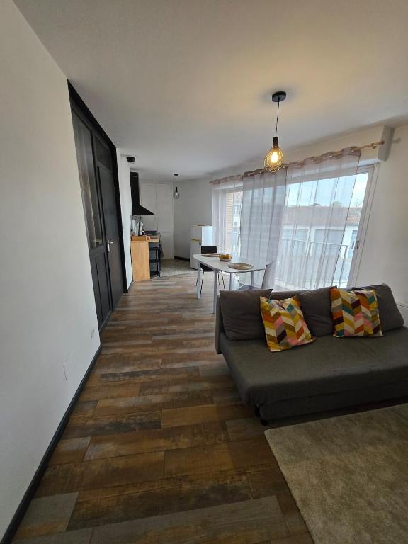 ''Appartement spacieux, ultra central-Gare et centre 1 mn a pied'', Muret